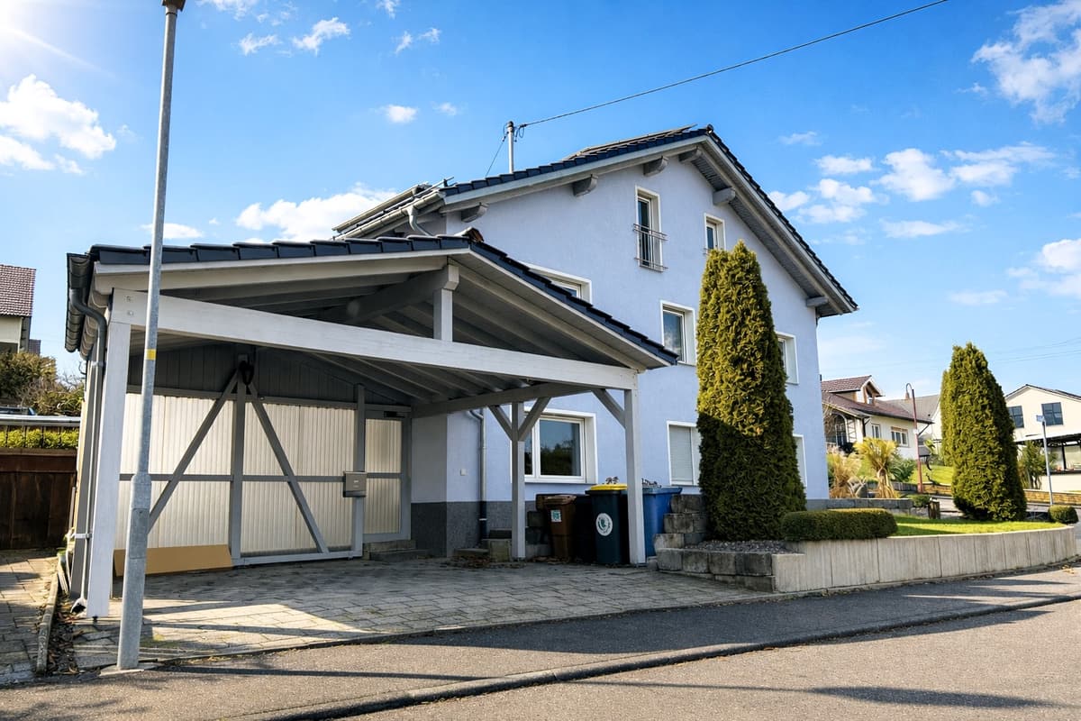 Haus mit Carport und eigenem Parkplatz